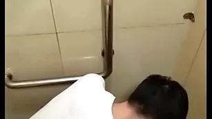 厕所偷拍，吃大鸡巴，口射
