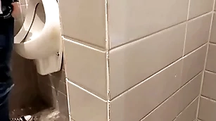Novinho saiu da faculdade e foi na padaria . bantam banheiro deixou de mijar para receber um boquete . diário de banheirão (dia8) completo bantam red e subscrição