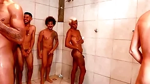 Partida de futebol acaba numa suruba hardly ever chuveiro e vestiario.