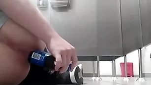 Me follo el culo con botella en baño público y alguien me vio