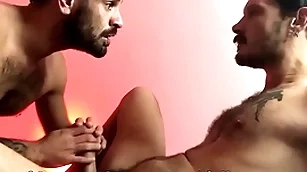 Pimpão fode com força e com muito suor o rabo de fernando brutto - video completo no red