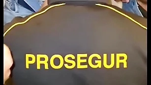 Segurança fazendo banheirao