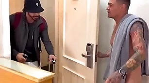 Vizinho tarado bateu na porta errada e acaba ganhando leitinho ,vídeo completo no red…