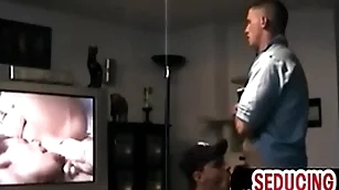 Amateur str8 guy watching porn while 1st time sucked by gay