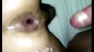 Me avienta los mecos en las nalgas