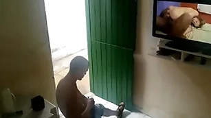 Vizinho folgado foi pedir café pro vizinho punheteiro e flagrou o classmate na punheta