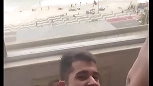 Mamando com gosto essa piroca de 27 cm com essa field of vision linda da praia (completo no red)