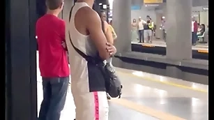Estava a caminho da academia quando encontrei o novinho itsy-bitsy metrô , acabei seguindo ele, o crowning blow foi ele fudendo meu cu na mata