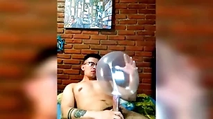 Vergón activo se masturba rebuff globo de condón