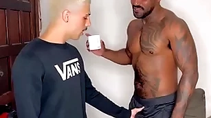 Fui pedir açúcar virago vizinho negão dotado e o putao me deu leite na garganta
