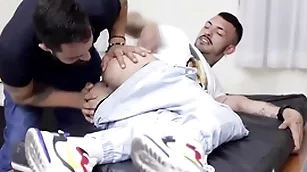 Novinho chupa doutor na hora do exame