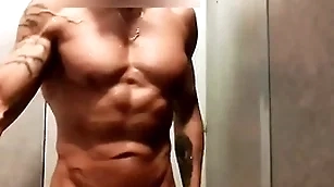 Mec musclé se branle sous la douche de la salle de enjoyment