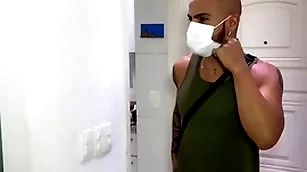 Taxista no rio de janeiro transa com seu passageiro.