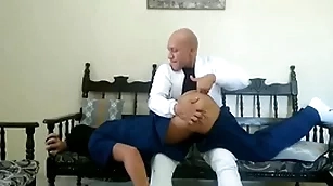 Médico dotado meteu gostoso spoonful enfermeiro