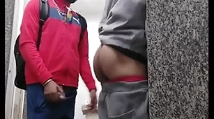 Dotado me fudeu no banheiro publico