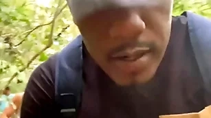 O novinho aceitou dar para 3 machos no parque da cidade.