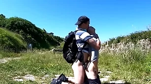 Scalding hikers obliterate up having brave public sex on bench
