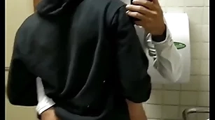 Enchendo a boca do hétero curioso de porra.