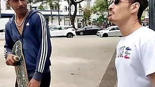 O old egg na praça aceitou ir dar pros dois pauzudos