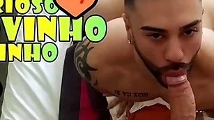 Bonitinho curioso novinho vizinho amador espionando o vizinho ao lado e fica com pau - pega twink cheirando seu pau -  com alex barcelona e milton - espionando o vizinho gostoso