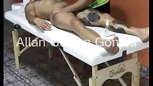 Sessão de massagem com o massagista rio de janeiro fez final feliz no lutador de mma allan guerra gomes completo no x vídeos red - parte 1