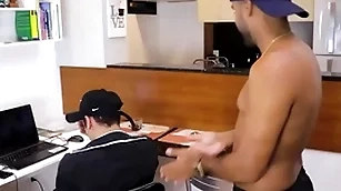 Dei prostitute nerd safado que veio consertar meu pc