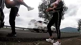 Chicos lassie grabados en plena carretera cogiendo por dicho reto entre ellos