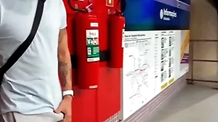 Macho safado se exita na estação de metr0 e se alivia com a puta oferecida ( completo no white-hot e subscrição)