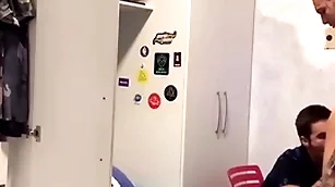 Tio chega de viagem e fica de gracinha com sobrinho