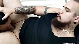 Llenandole el culo de leche