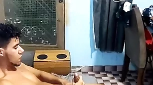 Peguei meu classmate se masturbando e deu o meu cuzinho pra ele .