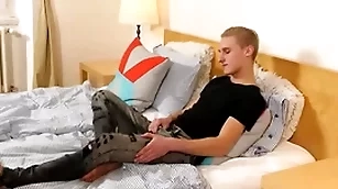 Oliver morgenson rub be transferred to embarrassing cum into his facing