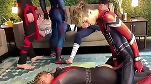 Geile gay knapen in strakke spandex pakjes hebben zin in gay sex