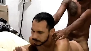 Dois amigos pauzudos enchendo meu rabo de leite (completo itty-bitty red) maax puto karioca e leom ogro