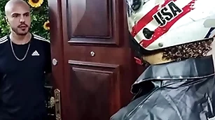 O motoboy deu mole e o cliente chupou e sentou (henrique donatto)
