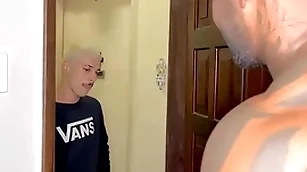 O filho novinho da vizinha veio pega açúcar e levou leite do negão dotado